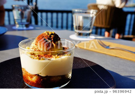 海辺のレストランのテラス席で食べるデザート 海辺のレストランのテラス席で食べるデザート 96396942