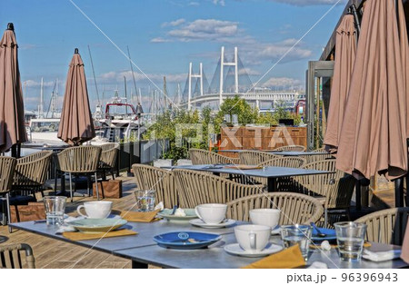 海辺のレストランのテラス席 海辺のレストランのテラス席 96396943