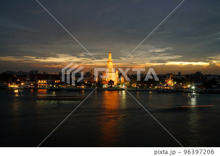 タイ国バンコクの観光名所「ワット・アルン（暁の寺）」とチャオプラヤー川の夜景 96397206