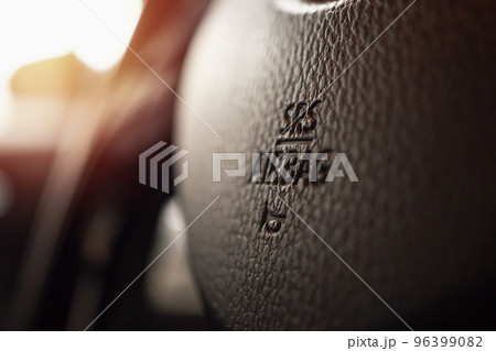 Safety airbag sign on car steering wheel with horn icon 96399082
