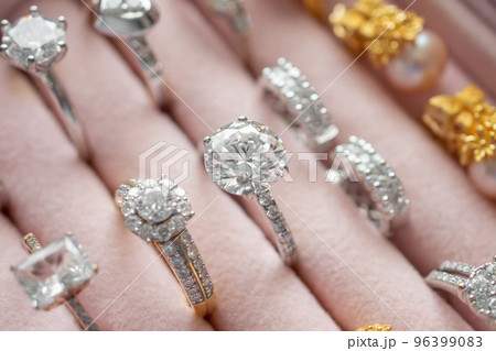 Jewelry diamond rings in box 96399083
