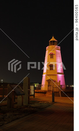 「女性に対する暴力根絶」のシンボルカラー、パープル（紫色）にライトアップされた旧堺灯台 96400565