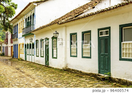Bucolic street with cobblestones and historic colonial-style houses in the city of Paraty 96400574