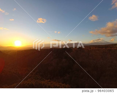 富士山と夕焼け 96403065