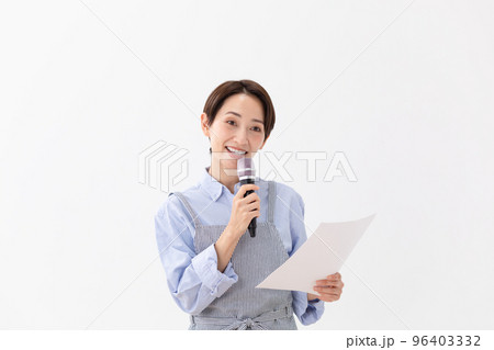 料理のレシピを読む女性 96403332