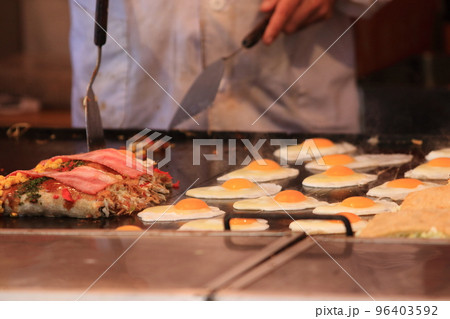 縁日、屋台のお好み焼き 卵と野菜たっぷりのお好み焼き 縁日、屋台のお好み焼き 卵と野菜たっぷりのお好み焼き 96403592