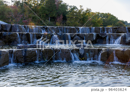けいはんな記念公園「水景園」水景棚アップ　流れ落ちる水とたくさんの小さな滝 96403624