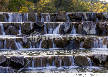 けいはんな記念公園「水景園」水景棚4段になった沢山の滝 96403626