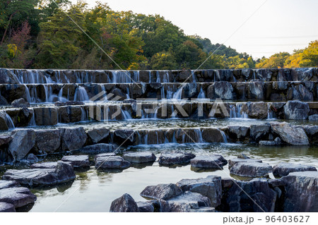 けいはんな記念公園「水景園」緩やかに湾曲した水景棚の沢山の小さな滝 96403627