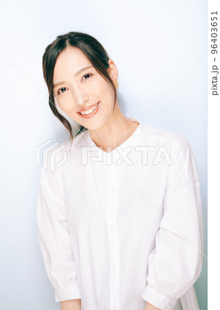 白いシャツを着た若い女性 96403651