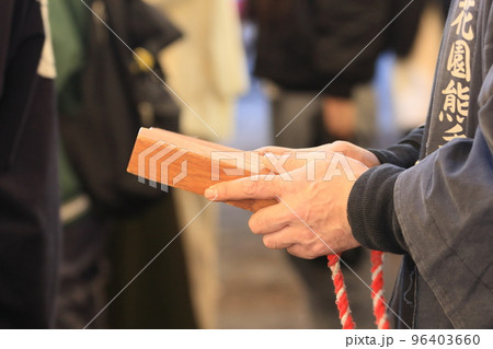 酉の市　三本締めの拍子木　手拍子　手締めの拍子木 96403660