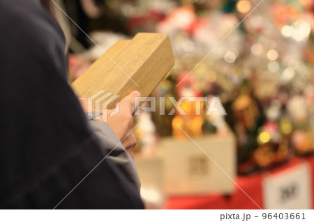 酉の市　三本締めの拍子木　手拍子　手締めの拍子木 96403661