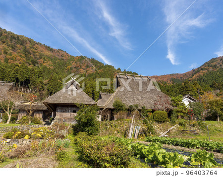 秋晴れの美山かやぶきの里の風景 96403764