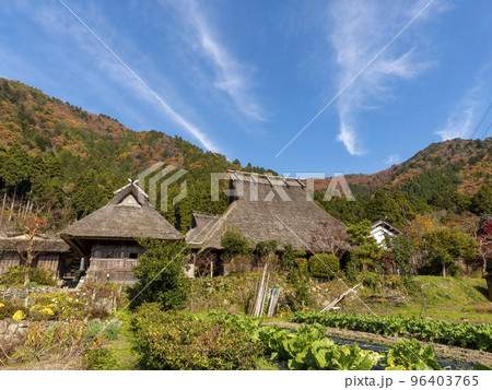 秋晴れの美山かやぶきの里の風景 96403765