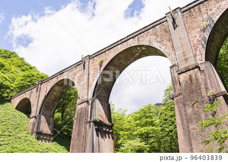 めがね橋　新緑 96403839