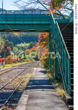 沢入駅　プラットフォームからの眺め　わたらせ渓谷鉄道　秋の風景　 96403960