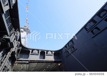 護衛艦いずものエレベーター　飛行甲板に上昇するエレベーター 96404006