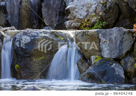 けいはんな記念公園「水景園」水景棚の小さな滝（アップ）SS　1/8秒で糸えお引く水流 96404248