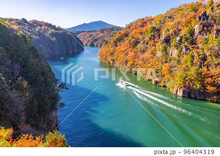 【岐阜県】秋の恵那峡・紅葉の木曽川 【岐阜県】秋の恵那峡・紅葉の木曽川 96404319