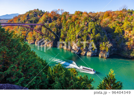 【岐阜県】秋の恵那峡・紅葉の木曽川 【岐阜県】秋の恵那峡・紅葉の木曽川 96404349
