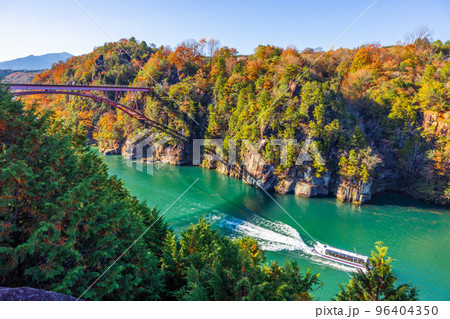 【岐阜県】秋の恵那峡・紅葉の木曽川 【岐阜県】秋の恵那峡・紅葉の木曽川 96404350