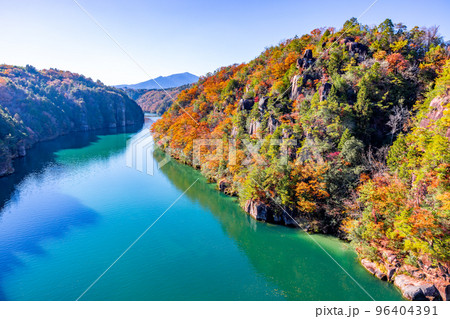 【岐阜県】秋の恵那峡・紅葉の木曽川 【岐阜県】秋の恵那峡・紅葉の木曽川 96404391