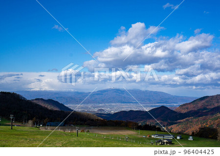 冬支度の始まった天童高原スキー場 96404425