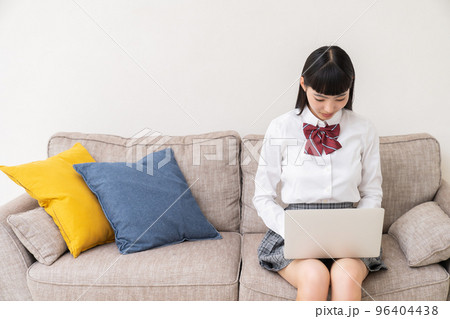 女子学生　制服　パソコン 96404438