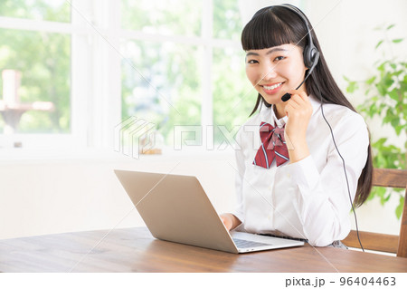 パソコンで勉強する女の子　制服　通信学習 96404463