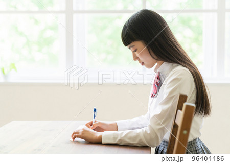 勉強する女の子 制服 勉強する女の子 制服 96404486