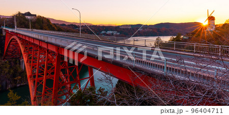 【岐阜県】秋の恵那峡・夕暮れの恵那峡大橋 96404711