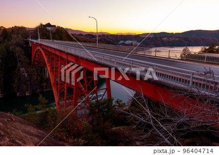 【岐阜県】秋の恵那峡・夕暮れの恵那峡大橋 【岐阜県】秋の恵那峡・夕暮れの恵那峡大橋 96404714
