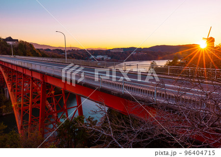 【岐阜県】秋の恵那峡・夕暮れの恵那峡大橋 【岐阜県】秋の恵那峡・夕暮れの恵那峡大橋 96404715