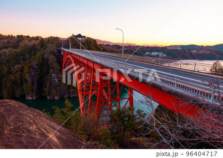 【岐阜県】秋の恵那峡・夕暮れの恵那峡大橋 【岐阜県】秋の恵那峡・夕暮れの恵那峡大橋 96404717