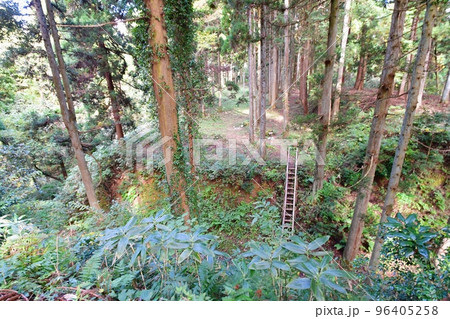 増山城　鐘楼堂から見た安室屋敷 96405258