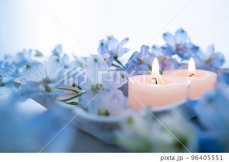 アロマキャンドルと花　リラクゼーションのイメージ素材 96405551