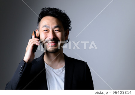 スマホを持って正面を向く髭の中年男性 スマホを持って正面を向く髭の中年男性 96405814