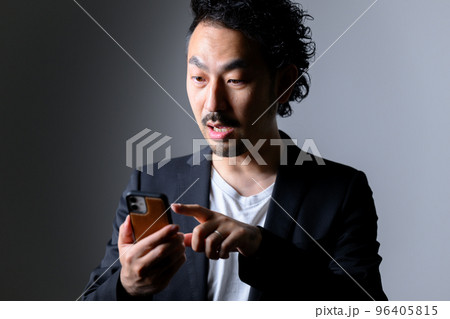 スマホを見てびっくりする男性 株や仮想通貨FXなど スマホを見てびっくりする男性 株や仮想通貨FXなど 96405815