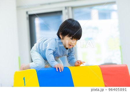 跳び箱によじのぼる男の子　幼児　 96405891