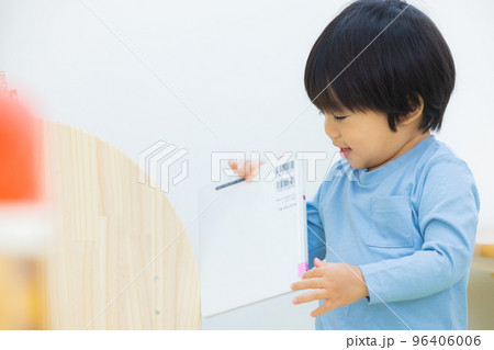 絵本を選ぶ男の子 96406006