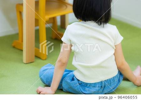 室内で遊ぶ子供 室内で遊ぶ子供 96406055