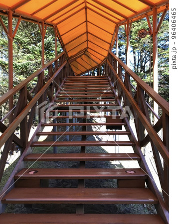 屋根がある木製の階段 屋根がある木製の階段 96406465