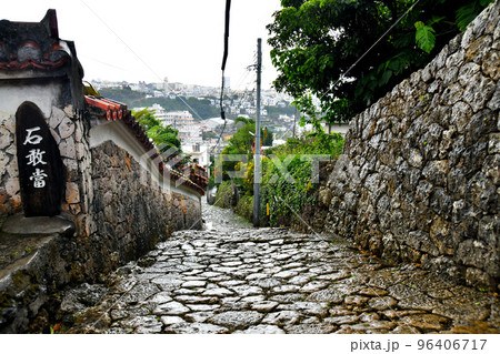 雨の首里金城町石畳道(沖縄県那覇市)【2022.11】 96406717