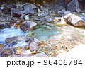 金峰山川の透明な流水 96406784