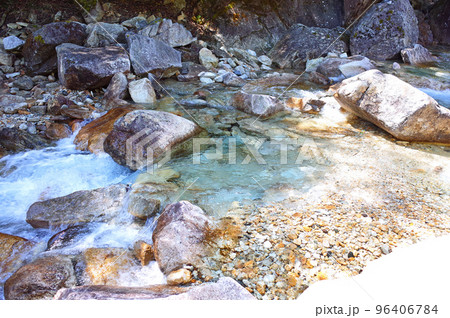 金峰山川の透明な流水 96406784