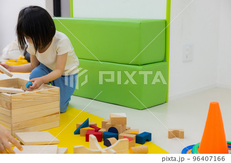 積み木で遊ぶ子供 積み木で遊ぶ子供 96407166