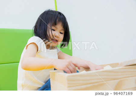 積み木で遊ぶ子供 96407169