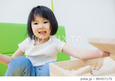 積み木で遊ぶ子供 96407170