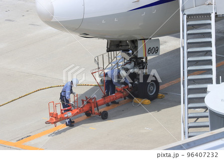 トーバーを取り付けるグランドクルー　プッシュバック　旅客機の出発　グランドクルー 96407232