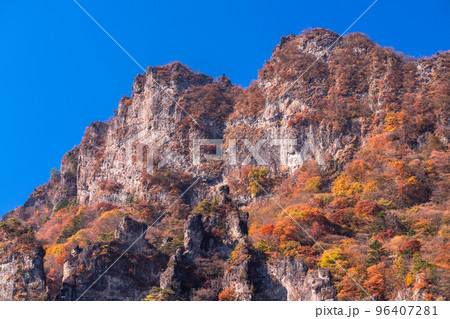 《群馬県》秋の妙義山・紅葉シーズン 96407281